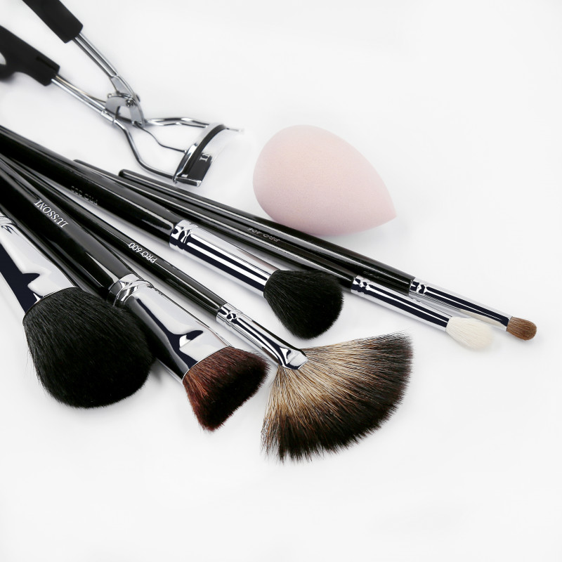 LUSSONI Glow Maker 8-częściowy zestaw profesjonalnych pędzli do makijażu z gąbką i zalotką