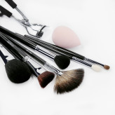 LUSSONI Glow Maker 8-delt sæt professionelle makeup børster med svamp og øjenvippebukker