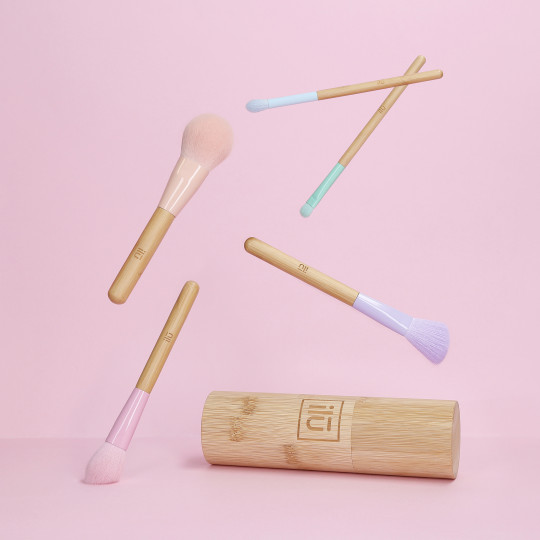 ILŪ BambooM! Set di 5 pennelli trucco con tubo in bambù