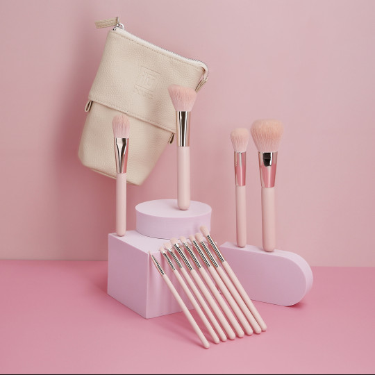 ilū basic Sæt med 12 makeupbørster + etui, Pink